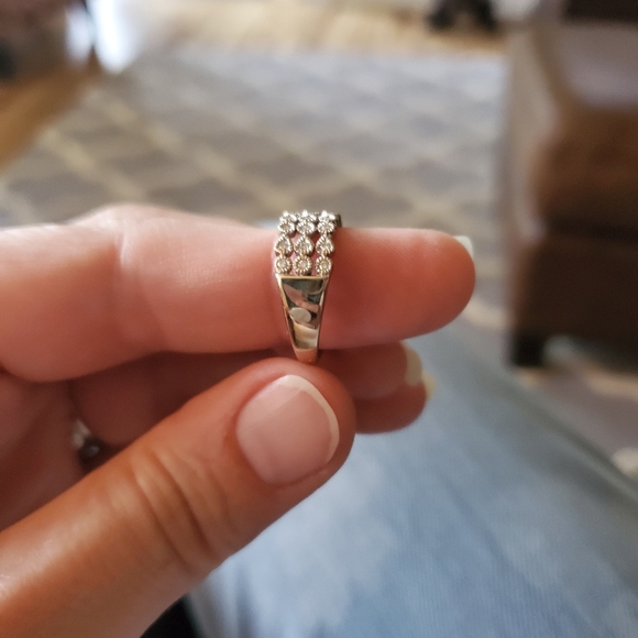 10k white gold and diamond ring - Picture 2 of 6